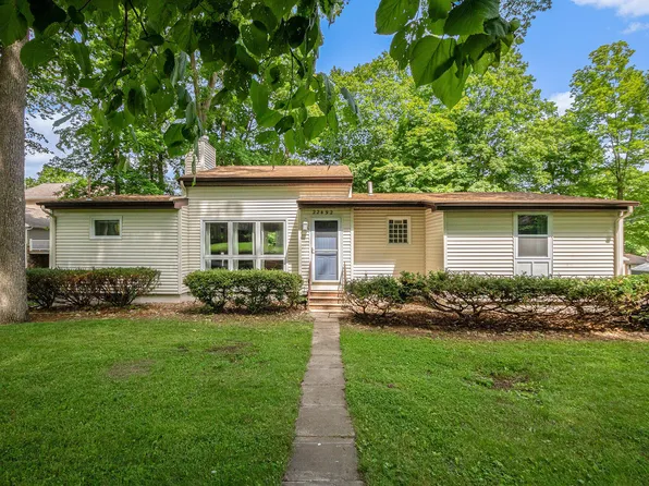 22492 Park Shore Dr, Cassopolis, MI 49031