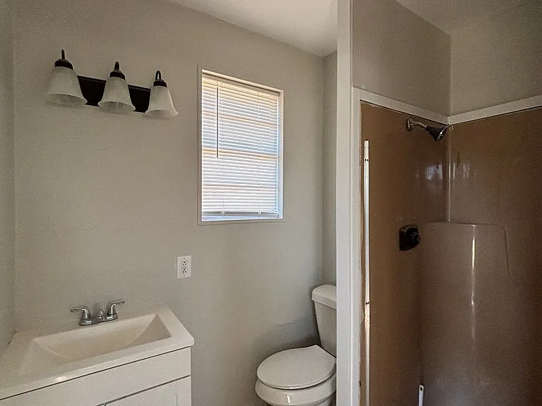 1009 E 15th St #B — Photo 3