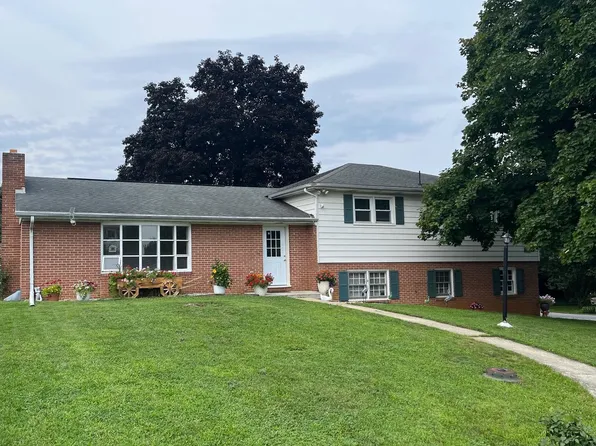 221 Harvest Ln, Chambersburg, PA 17202