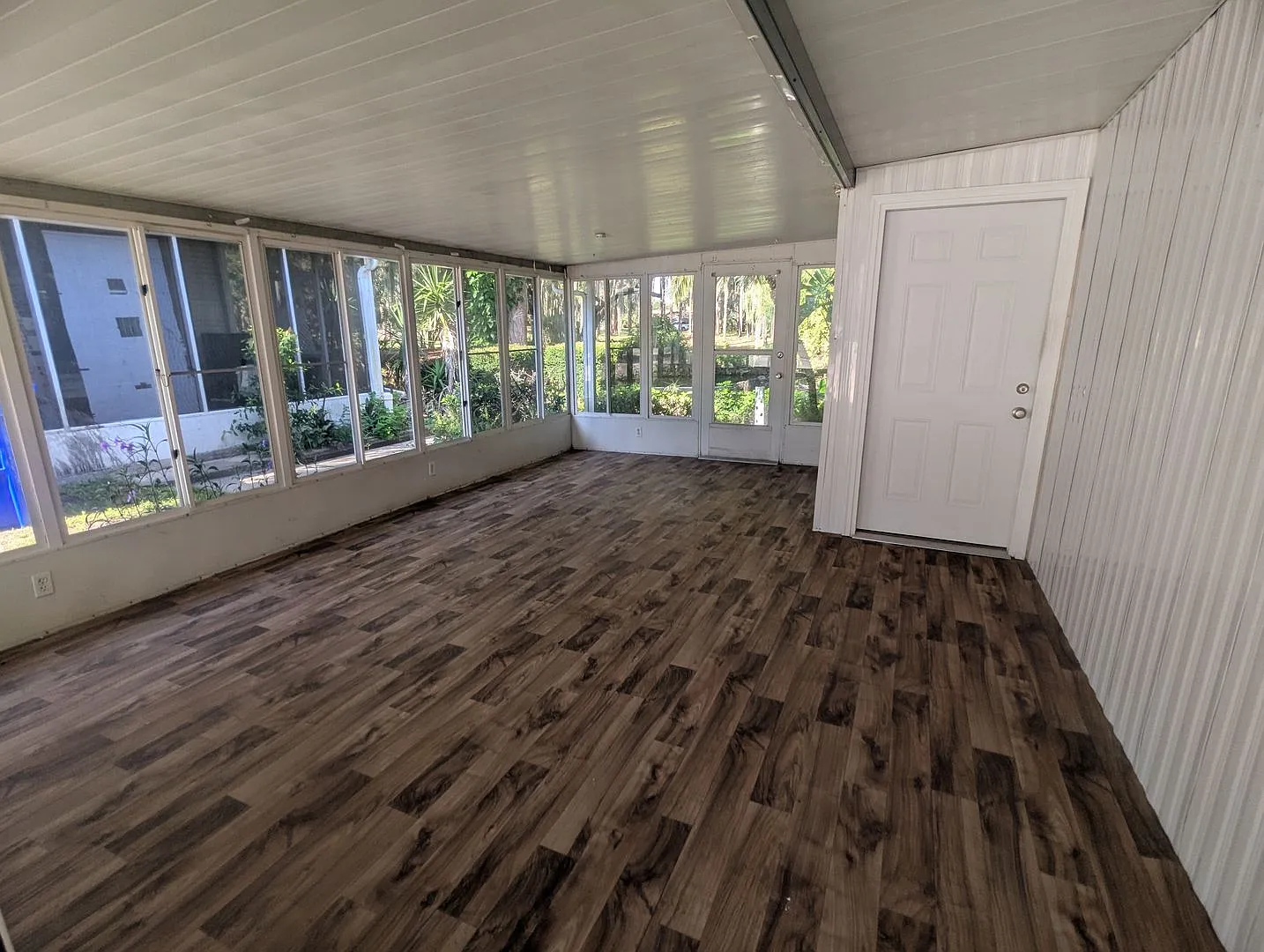 Beautiful Spacious 1-Bedroom Home with Stunning Lake Dora Canal Views! Pets Welcome! — Photo 2