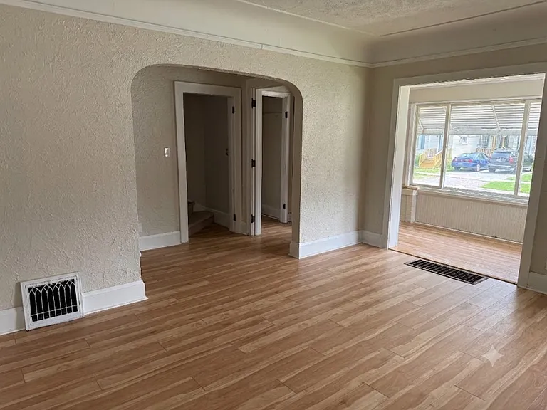 937 Howard St — Photo 13