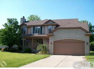 7484 Pineland Ct, Waterford, MI 48327