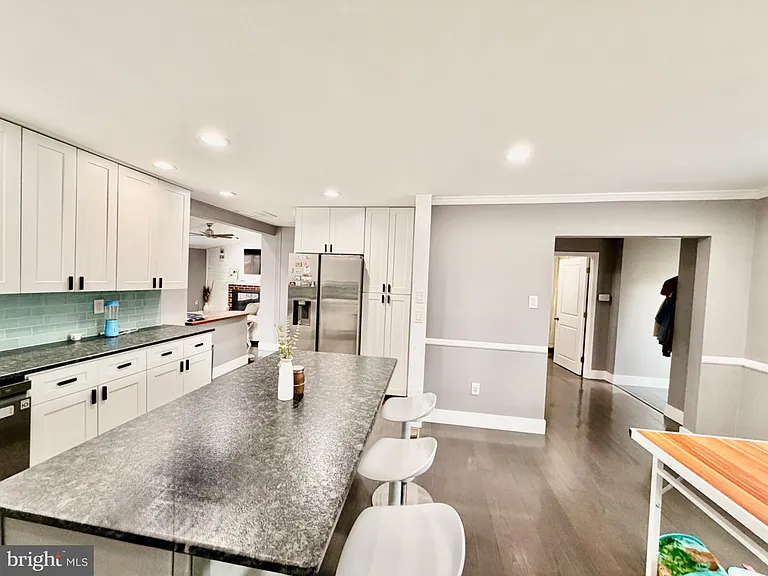901 Cooke Ln — Photo 3
