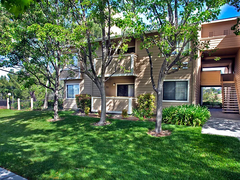 Club Pacifica Apartments — Photo 13