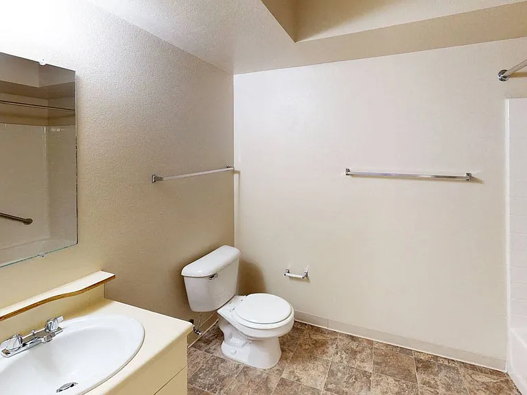 Orchard Lakes Apartments — Photo 60