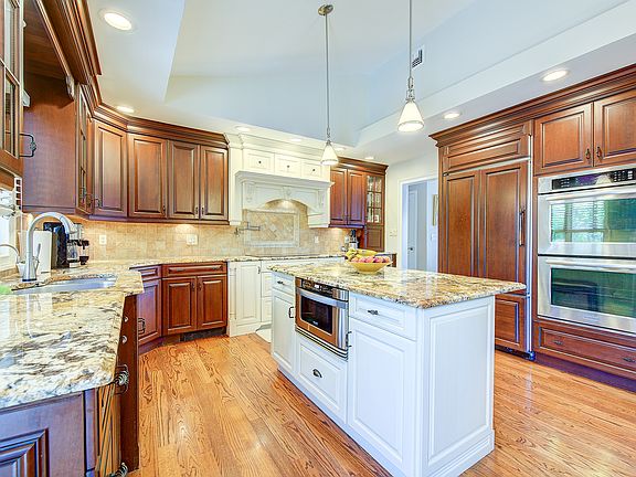 3rd image of 14 Barbara Lynn Ct Floor 1