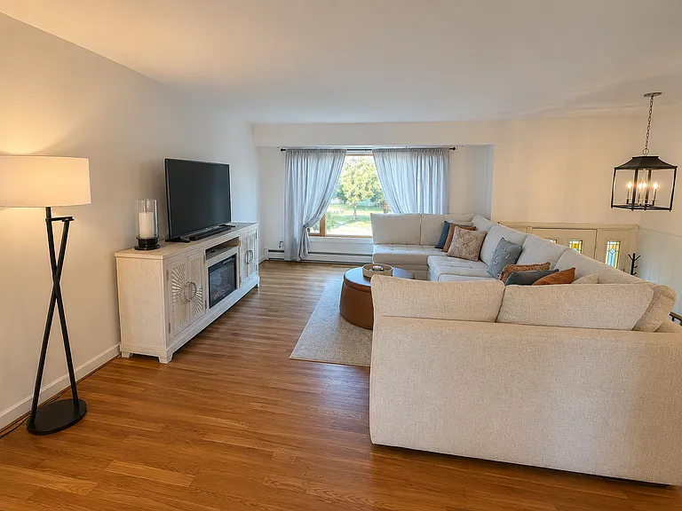 2529 Adams Ct — Photo 1