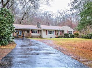 8 Pennicott Rd, Quaker Hill, CT 06375