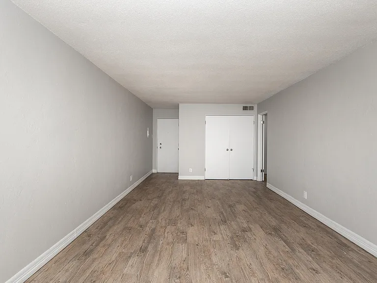 Skylark Apartments — Photo 35