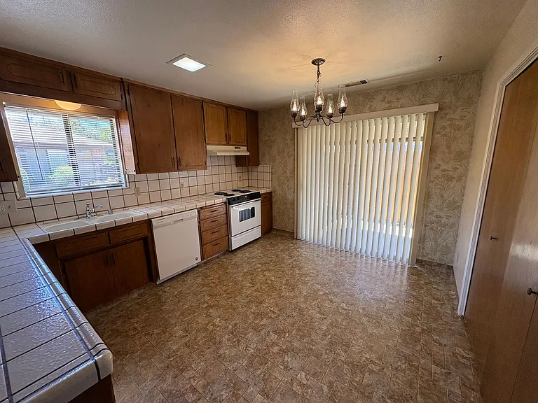 807-811 W Arlen Ct — Photo 16