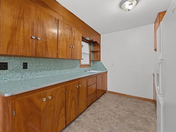 5th image of 1008 S Summit St