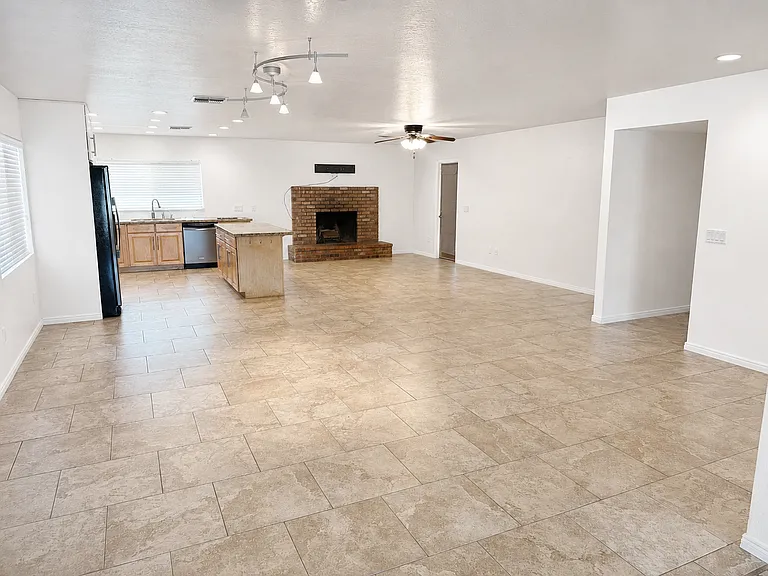 5918 S Clark Dr — Photo 5