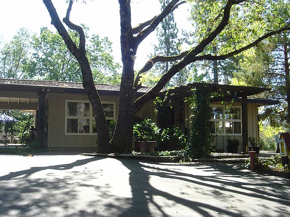 Entry, Breeze/Garage to left