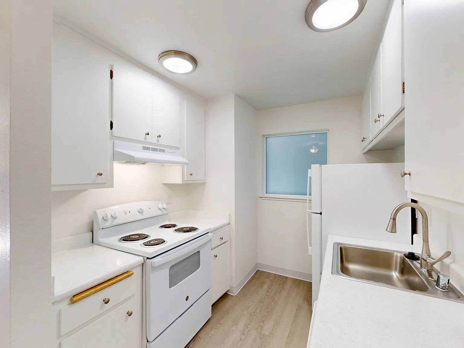 Charming 1 Bedroom, 1 Bath Apartment with Private Deck — Photo 2