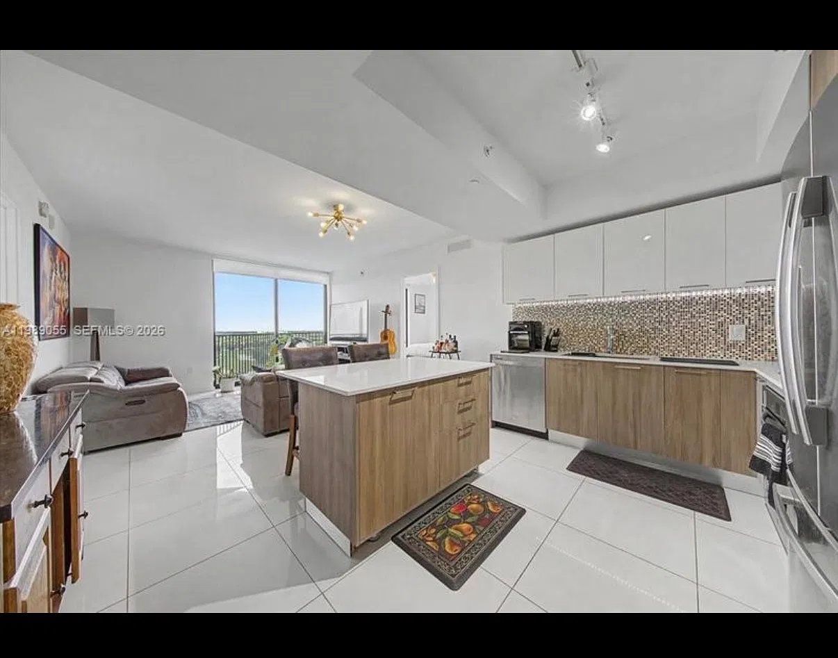 3 bed, 1052 sqft, $3,500 — Photo 2