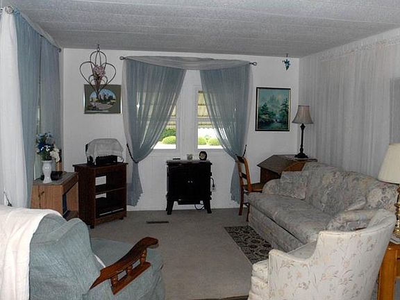 3rd image of 323 Lakeview Dr