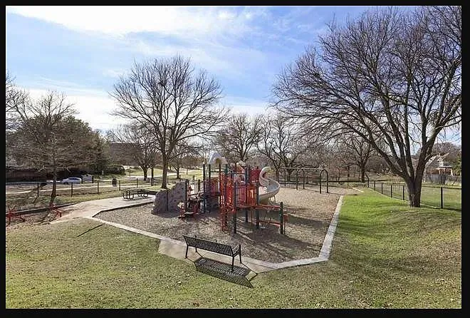 18716 Greenside Dr — Photo 29
