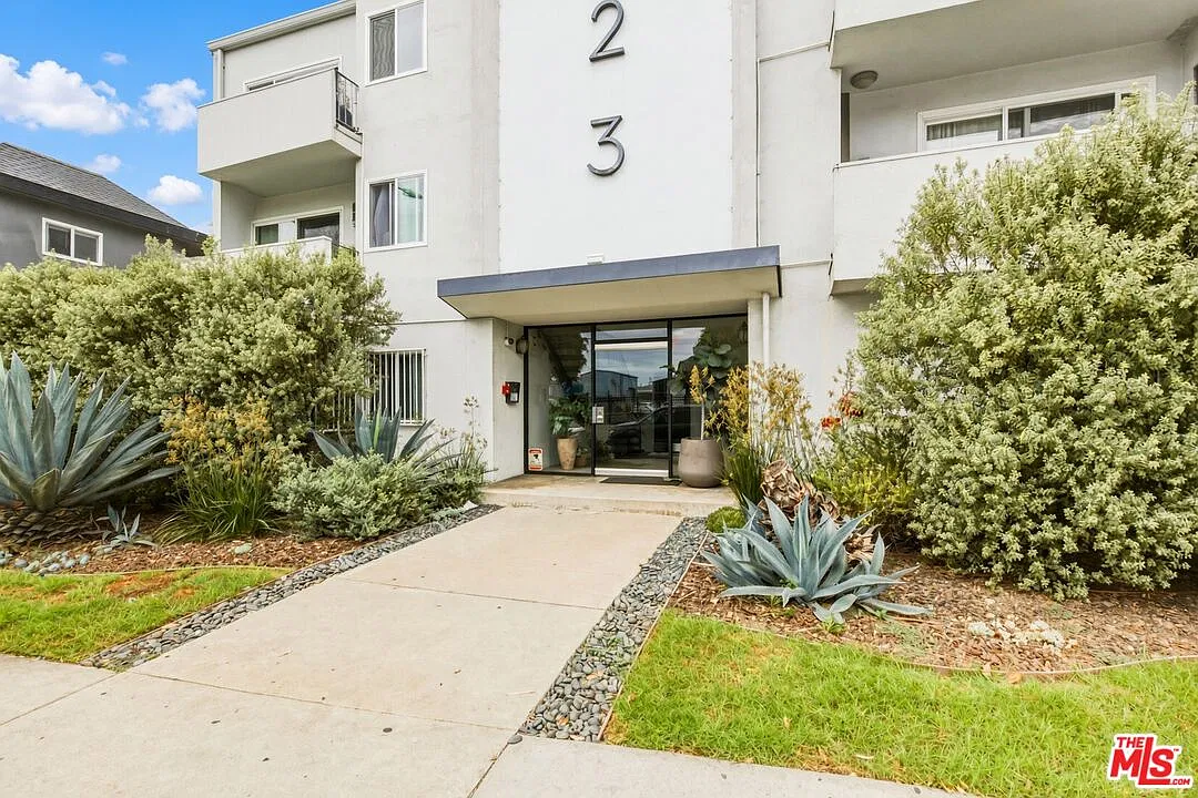 2 bed, 2.0 bath, 1075 sqft, $3,250 — Photo 2