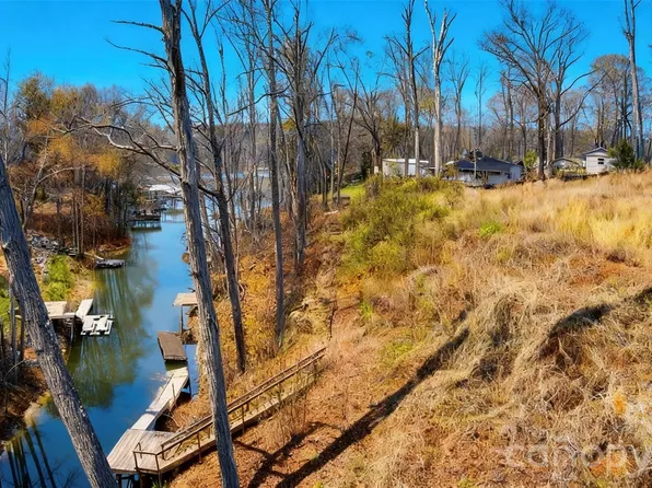 3700 Landmark Dr, Sherrills Ford, NC 28673