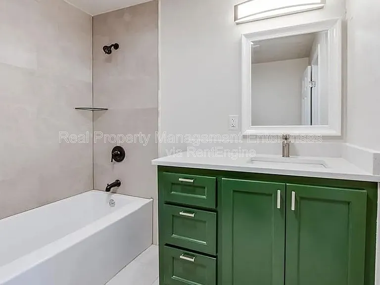 230 SE 50th St — Photo 12