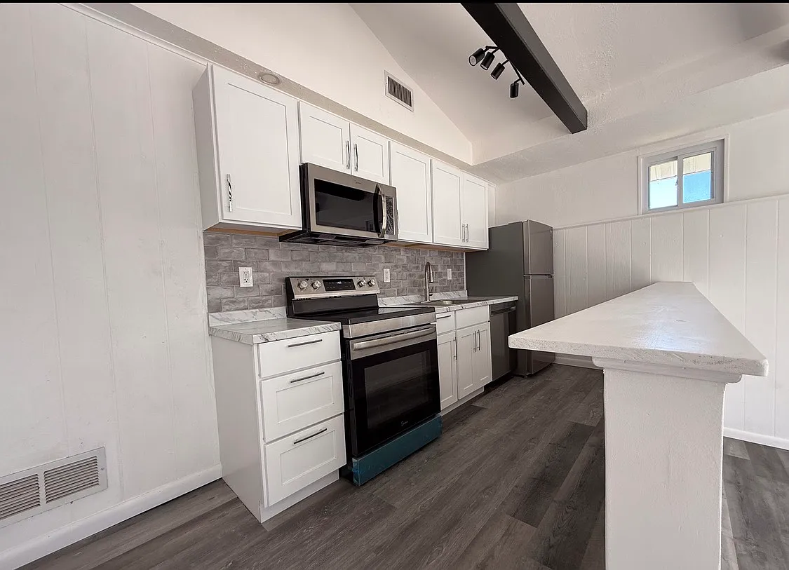 Building Photo - 546 Skiff St