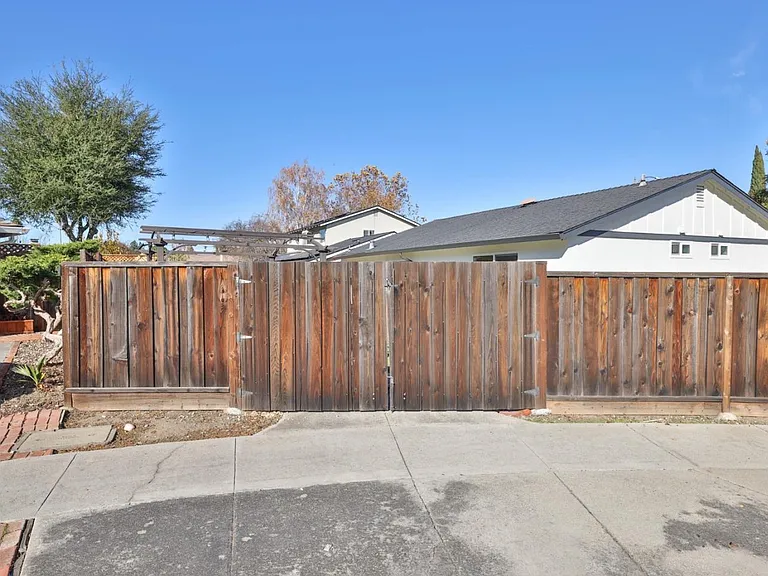 310 Curie Dr — Photo 7
