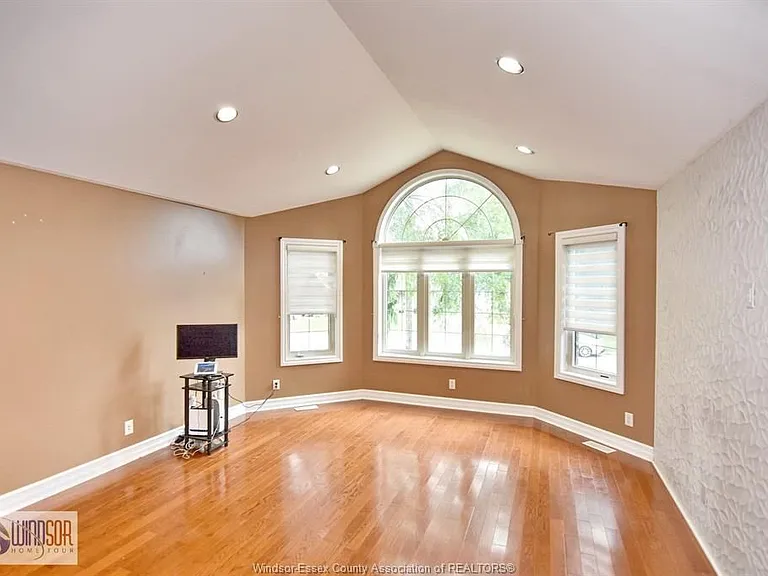 4305 Casgrain Dr #UPPER — Photo 13