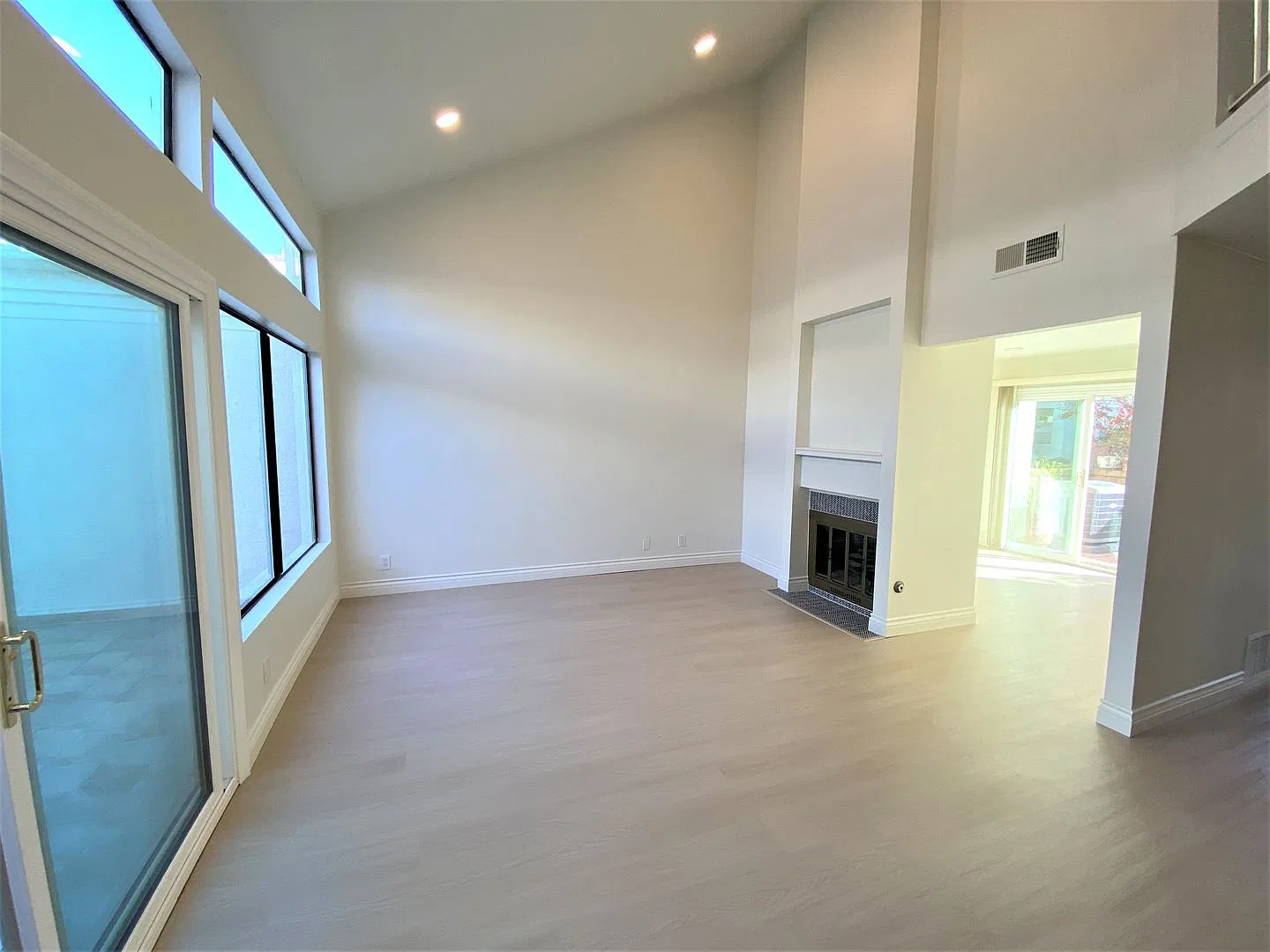 Gorgeous townhome located in a desirable Irvine community! — Photo 3