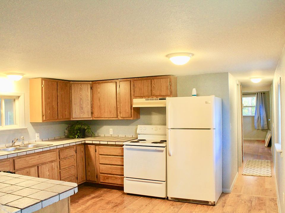Large Eat-in Kitchen