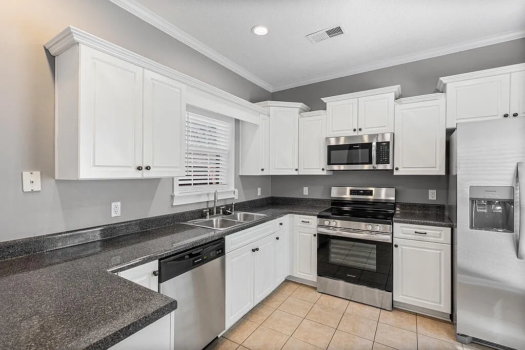 3 bed, 1312 sqft, $2,400 — Photo 3