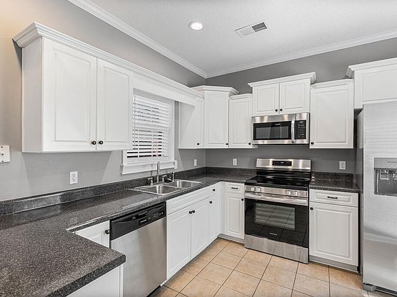 3rd image of 131 Greystone Blvd