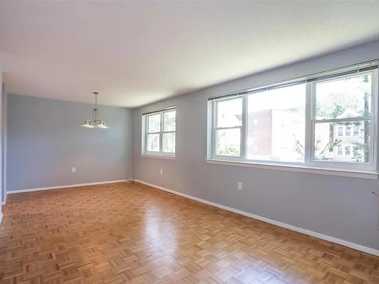 887 Farmington Ave #1E — Photo 4