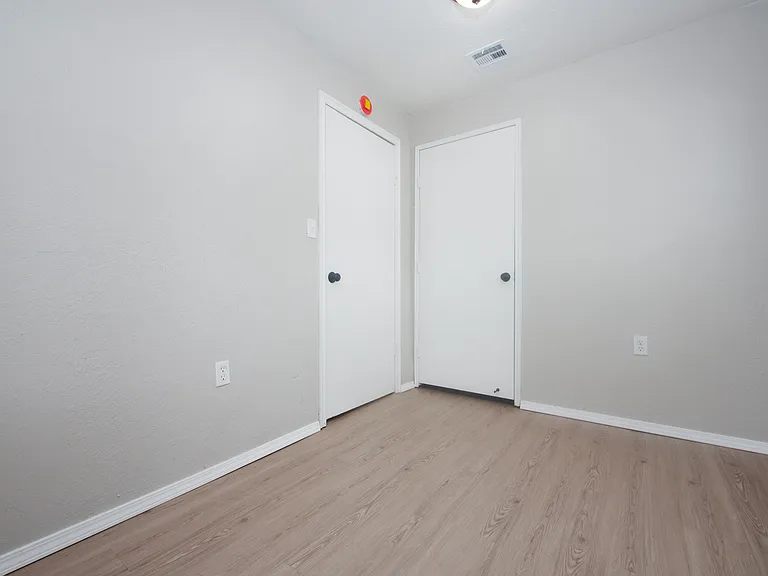 227 W Johnson St — Photo 10