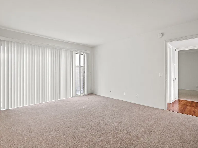 Eastborne Avenue Apartments — Photo 36