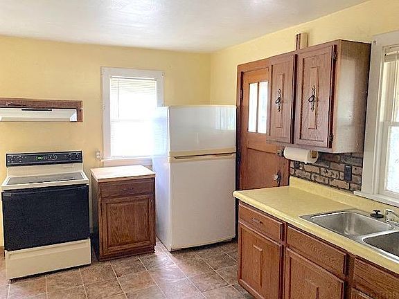 4th image of 302 N Main St