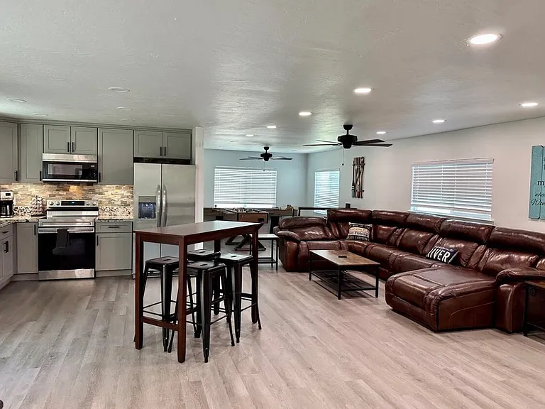 10705 N Lanes Rd — Photo 3