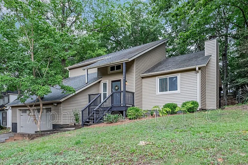 4 bed, 2.0 bath, 1900 sqft, $2,300 — Photo 2