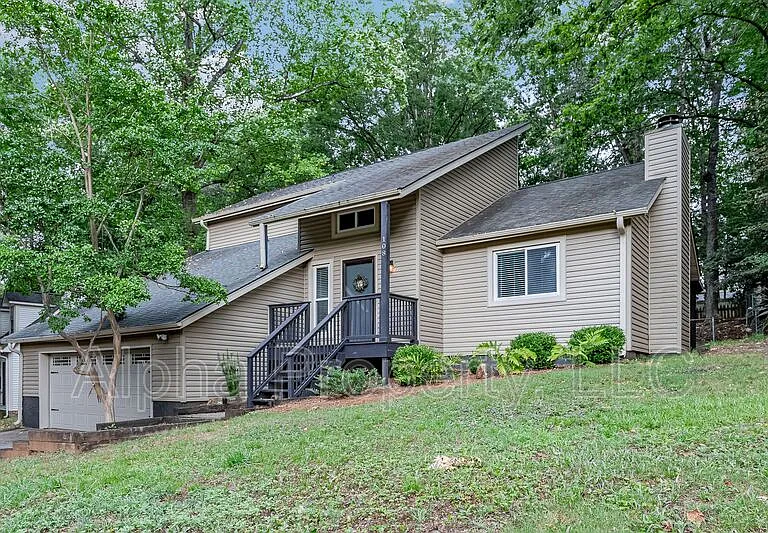 108 Duquesne Dr — Photo 2