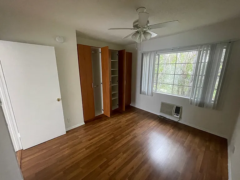 1560 N Laurel Ave — Photo 20