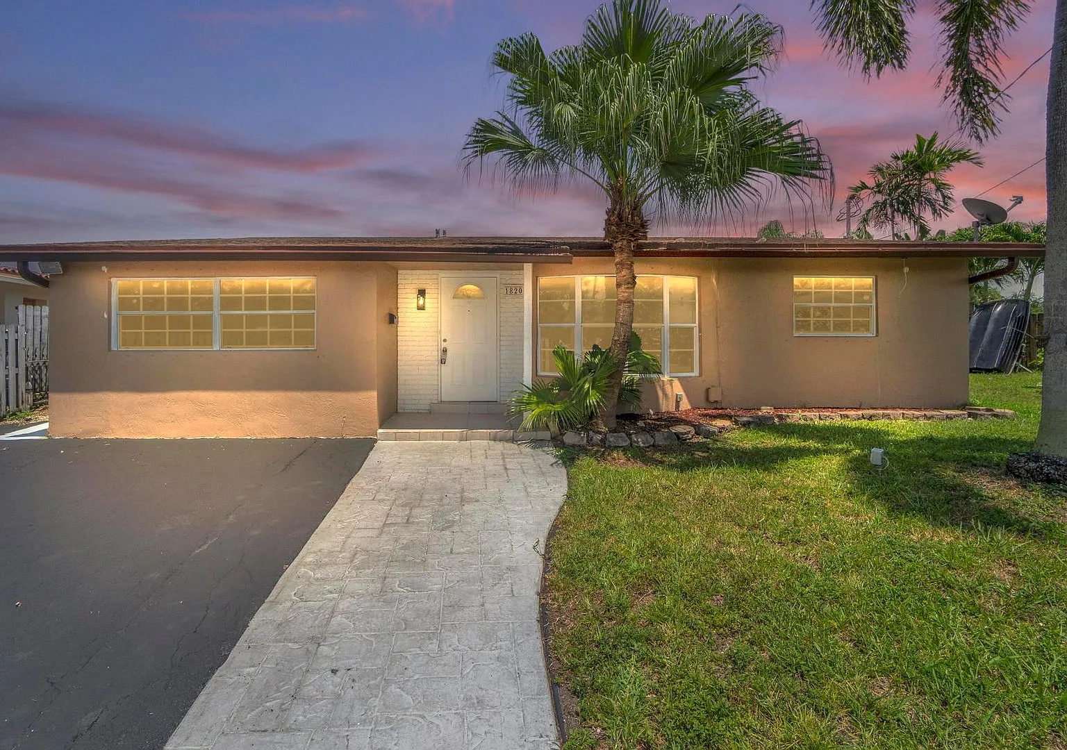 Spacious 3-Bedroom Home with Private Pool & Canal Frontage! — Photo 1