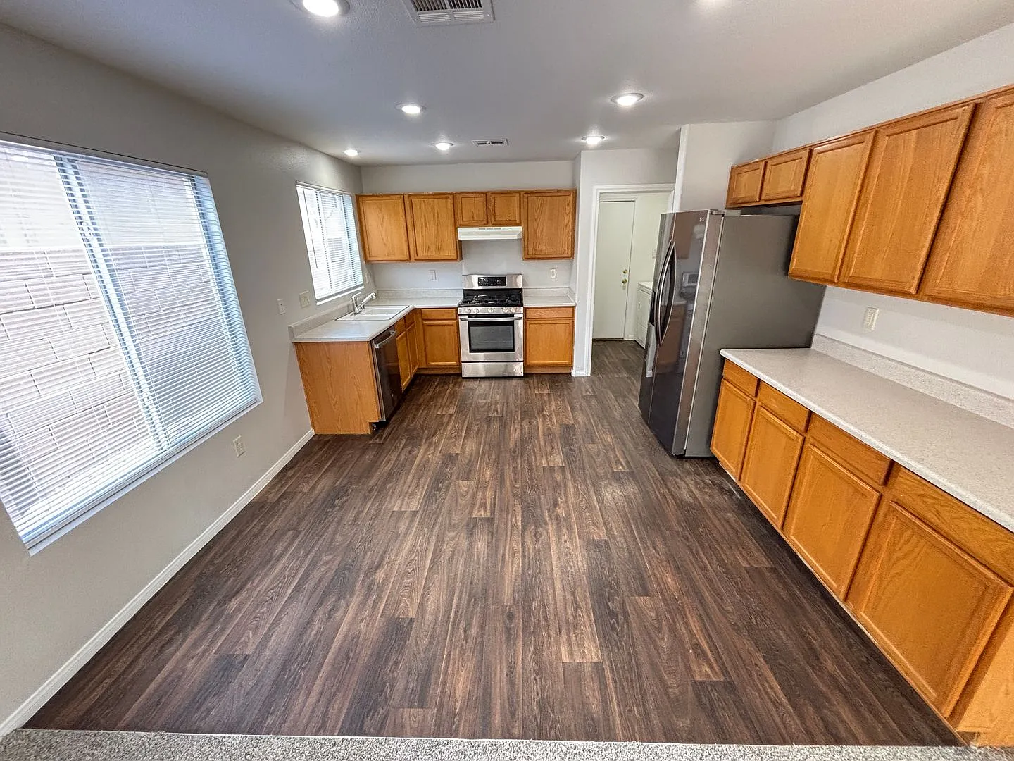 Beautiful 4Bed/3Bath/2Car residence located in Summerlin near Town Center Drive — Photo 4