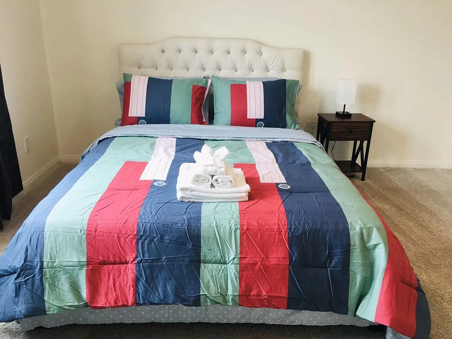 6 bed, 2537 sqft, $900 — Photo 1