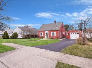 10 Dale Ln, Levittown, NY 11756