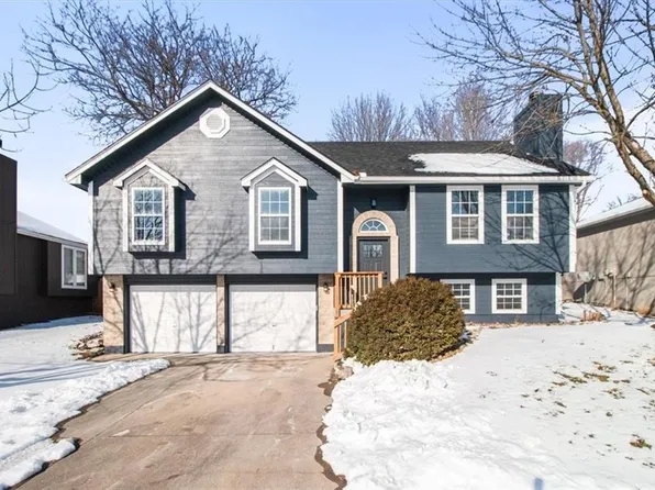 209 NE Chateau Dr, Blue Springs, MO 64014