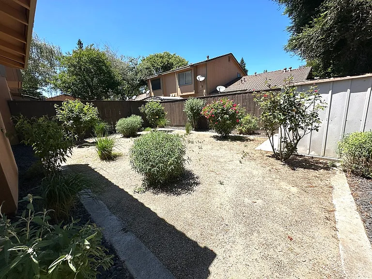 4004 Elmo Loop #D — Photo 21