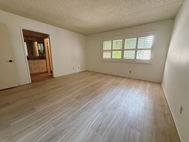 475 W Walnut St — Photo 23