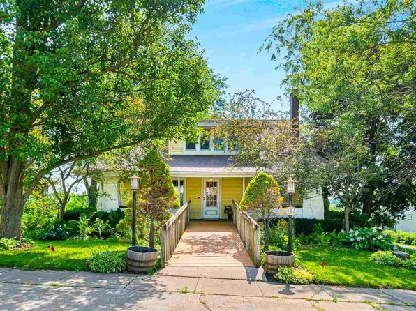 303 N 6th St, West Branch, IA 52358