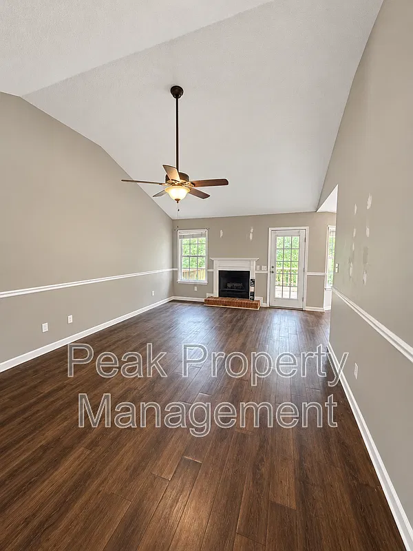 3 bed, 2.0 bath, 1146 sqft, $1,895 — Photo 4