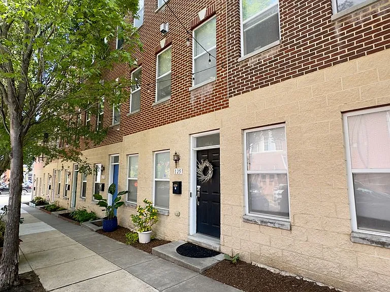 125 N Chester St — Photo 1