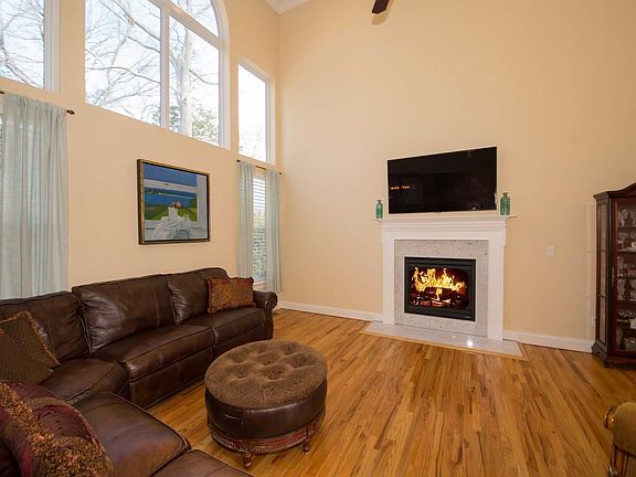 3rd image of 18 Pineacre Dr